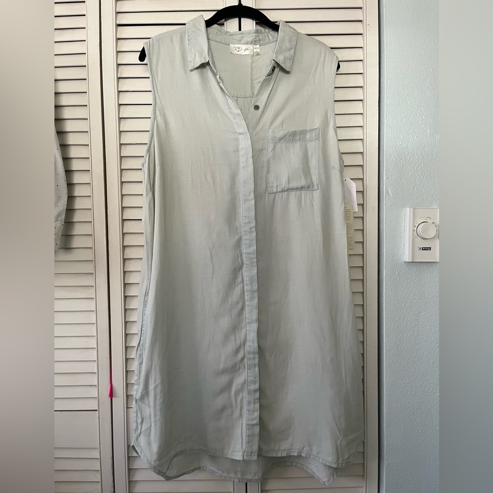 RD Style: Light Wash Chambray Shirt Dress • Large